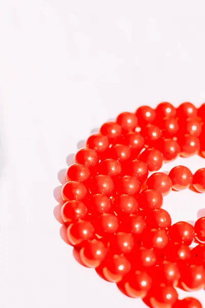 Collier Perles Rouges Sur Fond Esthétique Blanc — Photo