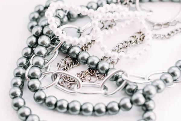 一条灰色珠子项链 装饰有白色美学背景的链子 — 图库照片
