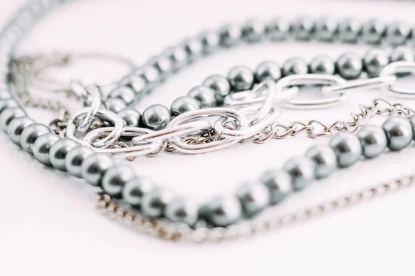 Eine Kette Aus Grauen Perlen Mit Kettenverzierungen Auf Weißem Ästhetischem — Stockfoto