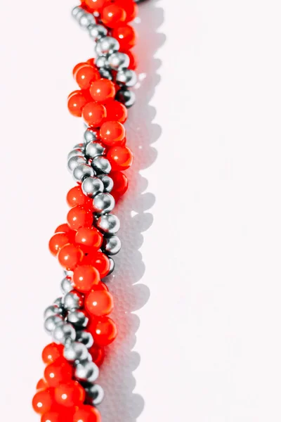 白を基調とした赤とグレーのビーズのネックレス — ストック写真