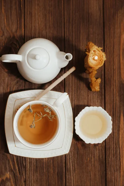 Υγρό Φρέσκο Λιωμένο Μέλι Πιάτο Ξύλινη Κουτάλα Μελιού Και Τσάι — Φωτογραφία Αρχείου