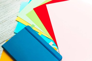 Yaratıcılık için mavi, sarı ve renkli karton planlama günlüğü.