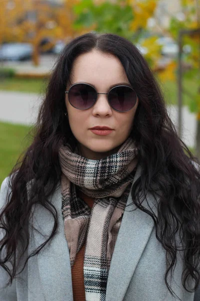 Menina Encaracolado Elegante Casaco Óculos Retrato — Fotografia de Stock