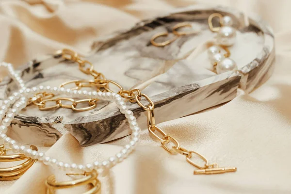 Kvinnors Smycken Guld Kedja Trendiga Smycken Silke Bakgrund — Stockfoto