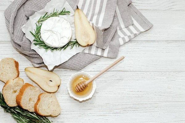 Camembert Keju Dengan Pir Dan Rosemary Sprig Dengan Madu Atas — Stok Foto