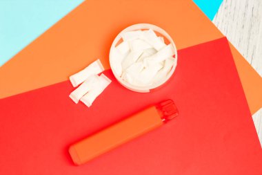 Nikotin pedleri snus, sigara değiştirme, ve elektronik bir sigara.