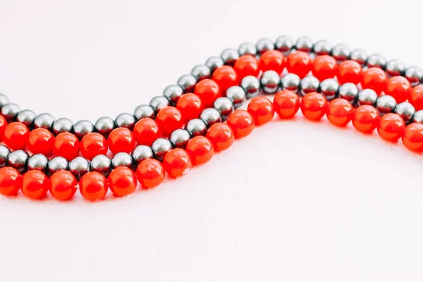 一条白色美学背景的红色和灰色珠子项链 — 图库照片