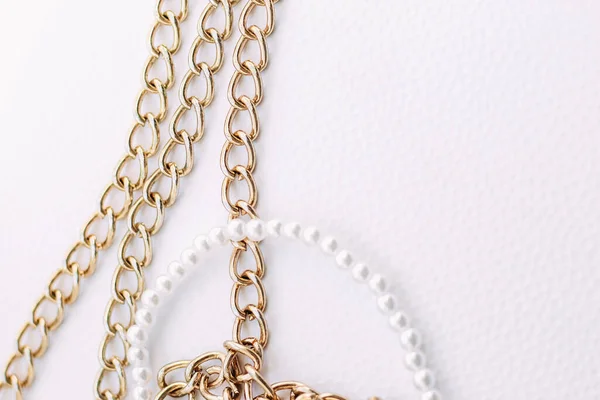 Ett Halsband Vita Pärlor Med Kedjor Smycken Vit Estetisk Bakgrund — Stockfoto