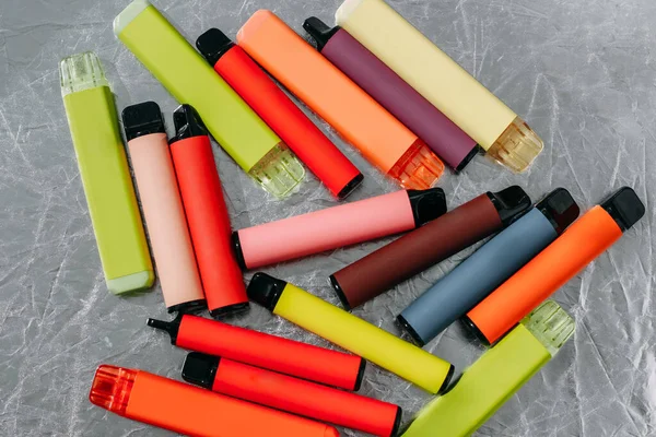 Cigarrillos Vapor Electrónicos Multicolores Multiuso Imagen de stock