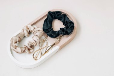 Alçı düzenleyicide gözlüklü altın mücevherler.