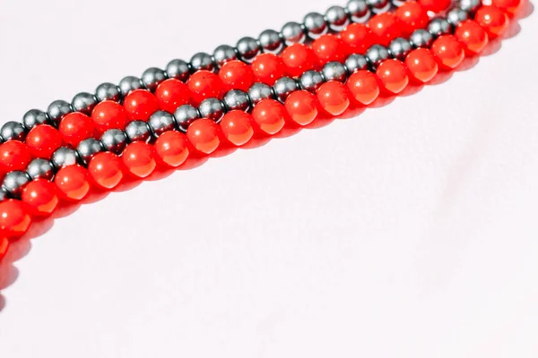 Ожерелье Красных Серых Бусин Белом Эстетическом Фоне — стоковое фото