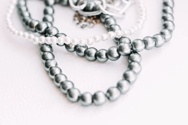 Collier Perles Grises Avec Des Décorations Chaîne Sur Fond Esthétique — Photo