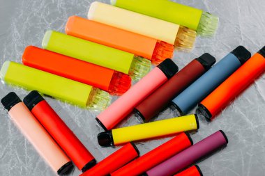 Çok renkli, çok kullanımlı elektronik sigara..