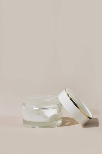 Gezichtsverzorging Crème Een Glazen Pot Een Beige Achtergrond — Stockfoto