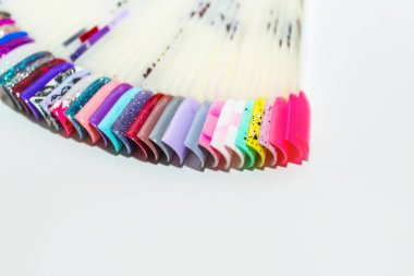 Tırnak tasarımları paleti, düz tırnaklara çok renkli oje deneycileri