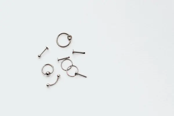 Brincos Anéis Feitos Aço Médico Para Perfuração — Fotografia de Stock