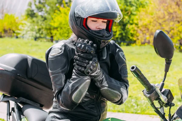 Girl Motorcycle Protective Helmet Puts Gloves — Stock Photo, Image