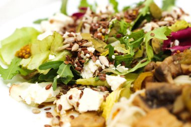 Şampiyon sebze güveci ve salata ile susam yakın plan..