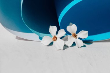 Kağıt zemin üzerinde beyaz polimer kilden yapılmış el yapımı küpeler.