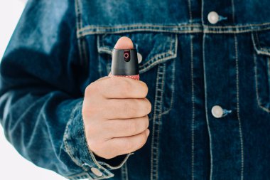 Bir adam biber gazı, soygun, tehlike ya da koruma kavramına basar.