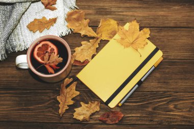 Baharatlı sıcak içecek, kırmızı şaraptan şarap, yakınlarda bir defter.