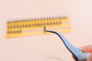 Cımbızla yapay kabarık kirpikler..