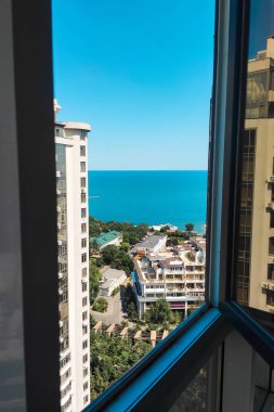 Mavi denizin fotoğrafı, ufuk çizgisi, gökdelen manzarası.