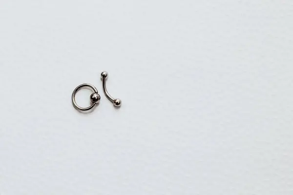 ピアス用医療鋼製のイヤリングとリング — ストック写真