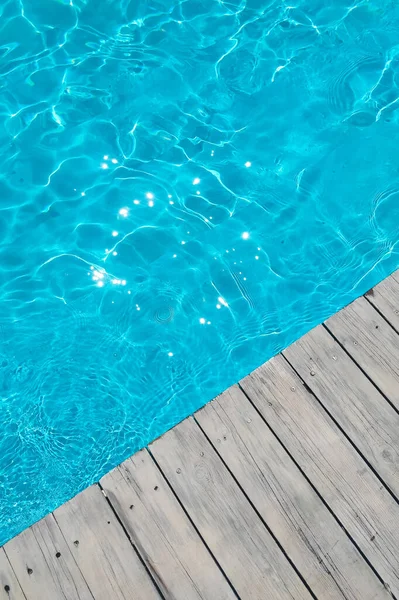Textura Transparente Azure Água Uma Piscina Azul Com Salpicos Sol — Fotografia de Stock