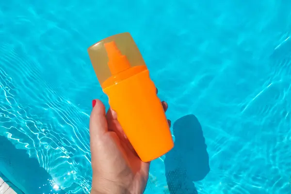 Spray Sonnencreme Steht Auf Dem Hintergrund Des Pools — Stockfoto