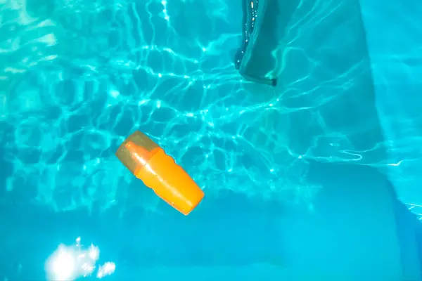 Spray Αντηλιακό Στέκεται Στο Παρασκήνιο Της Πισίνας — Φωτογραφία Αρχείου