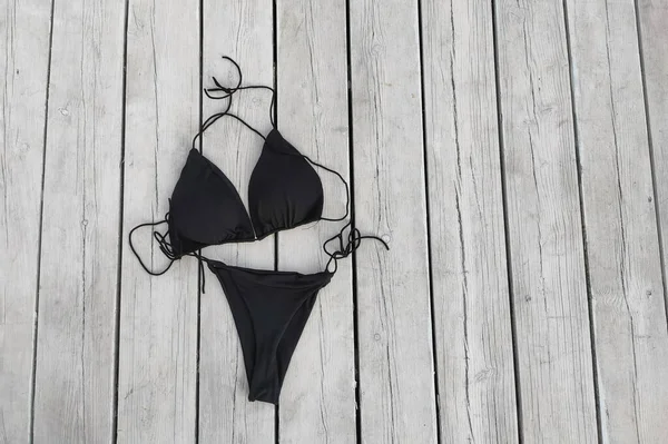 Schwarzer Frauen Sexy Badeanzug Auf Dem Hintergrund Der Bretter — Stockfoto