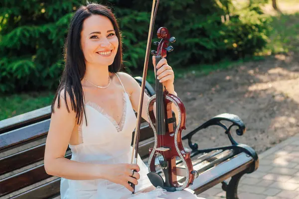 드레스에 어두운 머리를 예술가는 그녀의 콘서트 바이올린을 — 스톡 사진