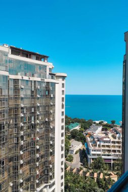 Mavi denizin fotoğrafı, ufuk çizgisi, gökdelen manzarası.