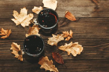 Kırmızı şaraptan yapılan baharatlı sıcak sıcak şarap.