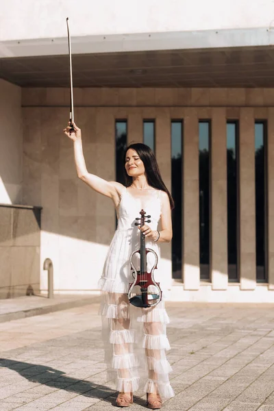 Uma Artista Mulher Com Cabelo Escuro Vestido Detém Violino Elétrico — Fotografia de Stock