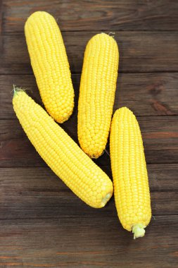 Masada tahtaları olan sarı mısır koçanları.