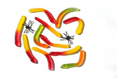 Hafif arka planda jöle solucanları, Cadılar Bayramı konsepti