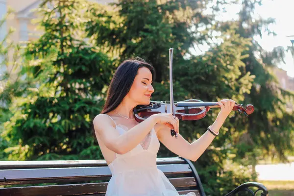 Mulher Artista Com Cabelo Escuro Vestido Toca Violino Elétrico Concerto — Fotografia de Stock