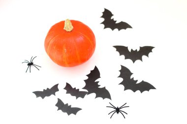 Tahta bir masada örümcekli ve yarasalı balkabağı, Cadılar Bayramı konsepti.