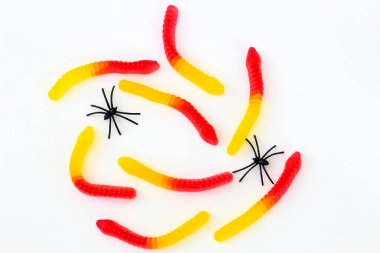 Hafif arka planda jöle solucanları, Cadılar Bayramı konsepti