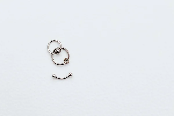 医用钢制用于穿孔的耳环和戒指 — 图库照片