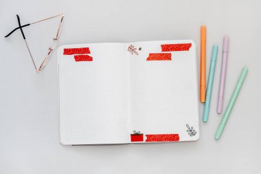 Günlüğü doldurmak, noktalı defter, renkli kasetler ve not defterindeki çıkartmalar
