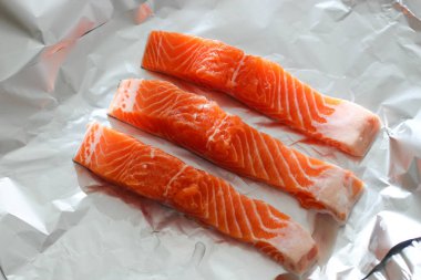 Folyoya takılmış kırmızı deniz somonu parçaları.