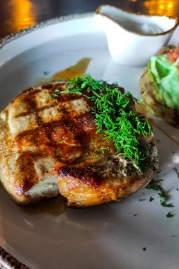 Soslu, dereotlu bir domuz madalyonu.