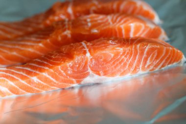 Folyoya takılmış kırmızı deniz somonu parçaları.