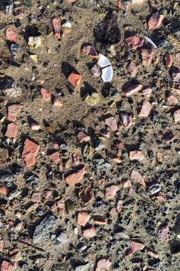 Nehrin dibi sular çekildikten sonra, evlerin, tuğlaların, tabakların kalıntıları sular altında kaldı.