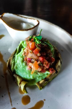 Kabaklı bulaşık rulosu ve soslu püre.