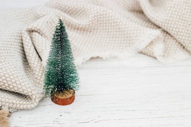 Süsleme için Noel ağacı oyuncağı beyaz bir masada, metin için yer