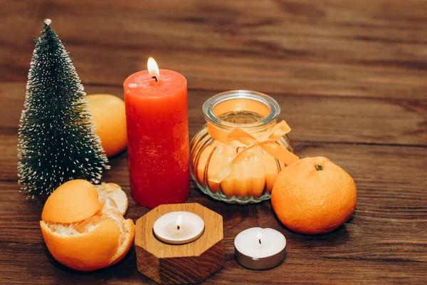 Kerzen Zur Weihnachtsdekoration Festliche Attribute Und Mandarinische Textstelle Stockfoto